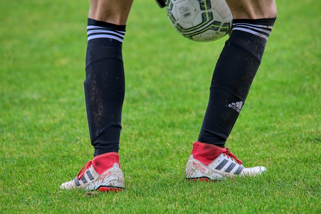 半场-十人泰山暂0-0河南 王大雷出击踢人染红克雷桑中柱.